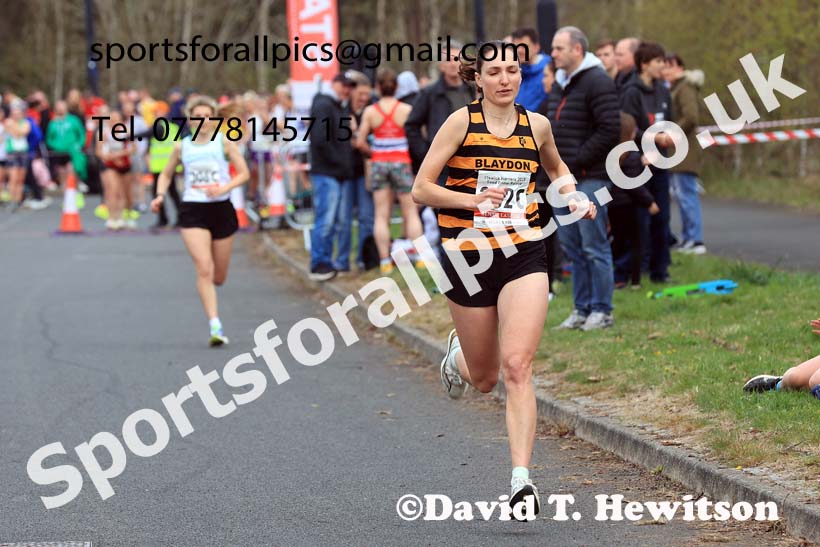 SSenior womens relay, 2025 Elswick Harriers Good Friday Road Relays, Newburn, Newcastle upon Tyne. Photo: David T. Hewitson/Sports for All Pics